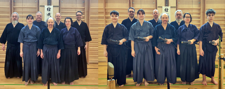 Die Teilnehmer und Teilnehmerinnen in traditioneller Kleidung mit Schwert im Obi vor dem Shomen