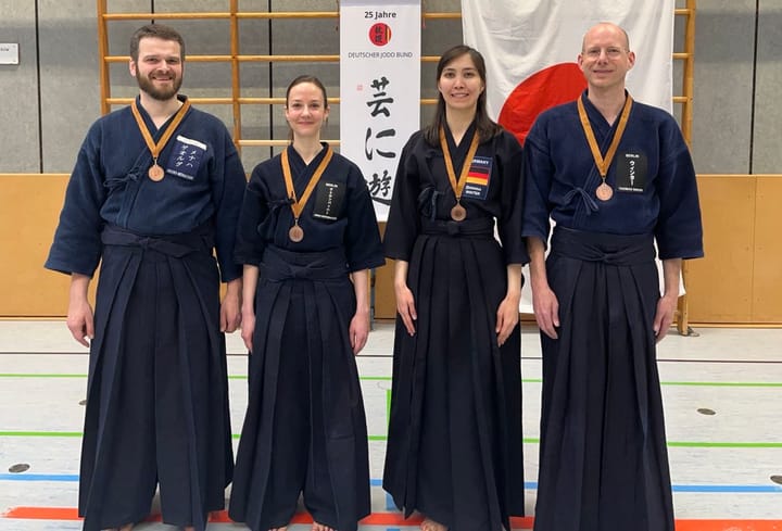 Unsere Jodoka mit Medaillien um den Hals